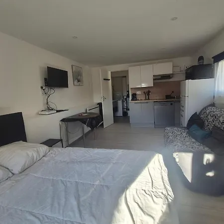 Charming Renovated With Terrace In Байе
